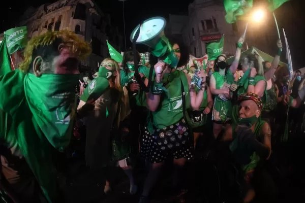 Cantos, baile y lágrimas de emoción en los festejos por la legalización del aborto