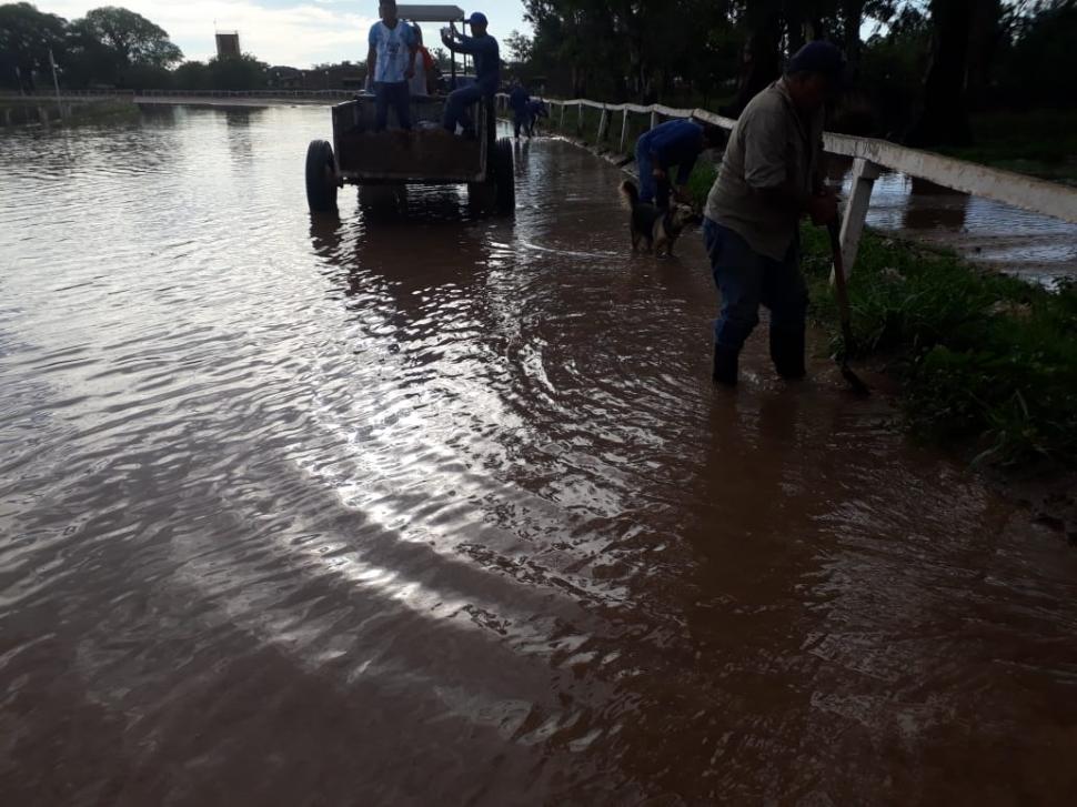 TRABAJO INTENSO. Los empleados del hipódromo se dedicaron todo el día a sacar el agua y la basura que había en la pista.