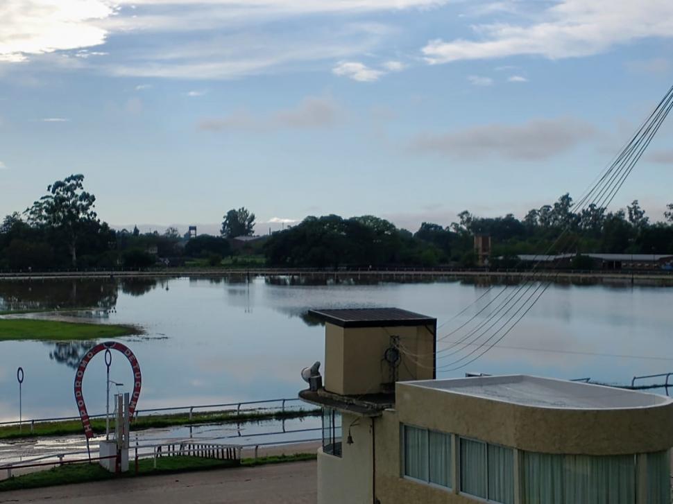 UNA PILETA. El sector norte del óvalo acumuló una gran cantidad de agua.