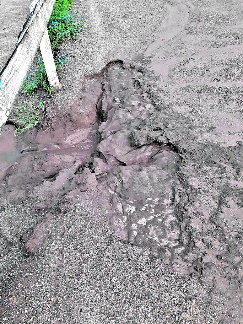 GRAVE PERJUICIO. Hubo sectores de la pista, donde se dañó el contrapiso.