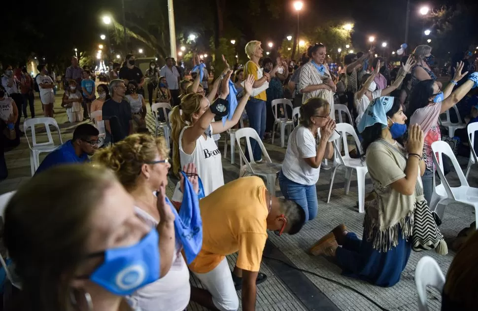 RELIGIOSOS. La esquina de Santa Fe y Muñecas fue el centro de oración de militantes que pedían al Senado el descarte de la iniciativa. 