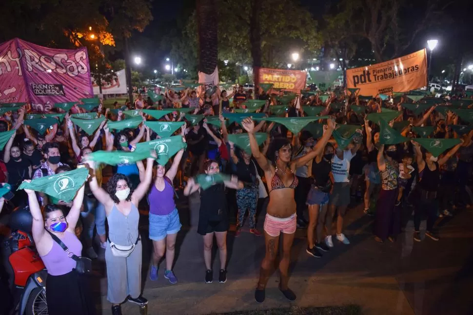 UNIDAD. Miles de mujeres participaron del pañuelazo  en favor de la interrupción legal del embarazo.   