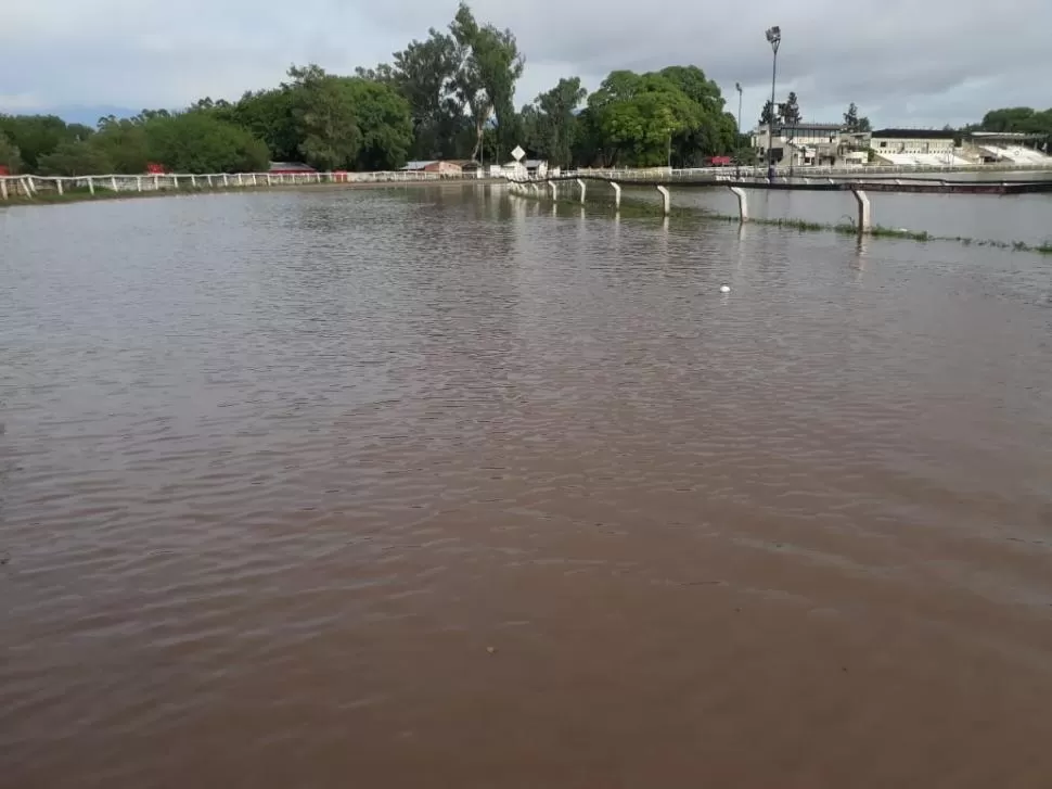 UNA VERDADERA LAGUNA. La pista principal del hipódromo tucumano sufrió muchos daños, pero en la zona donde se acumuló mayor cantidad de agua fue en el codo de los 1.800 metros, sector que está ubicado pasando el disco. 