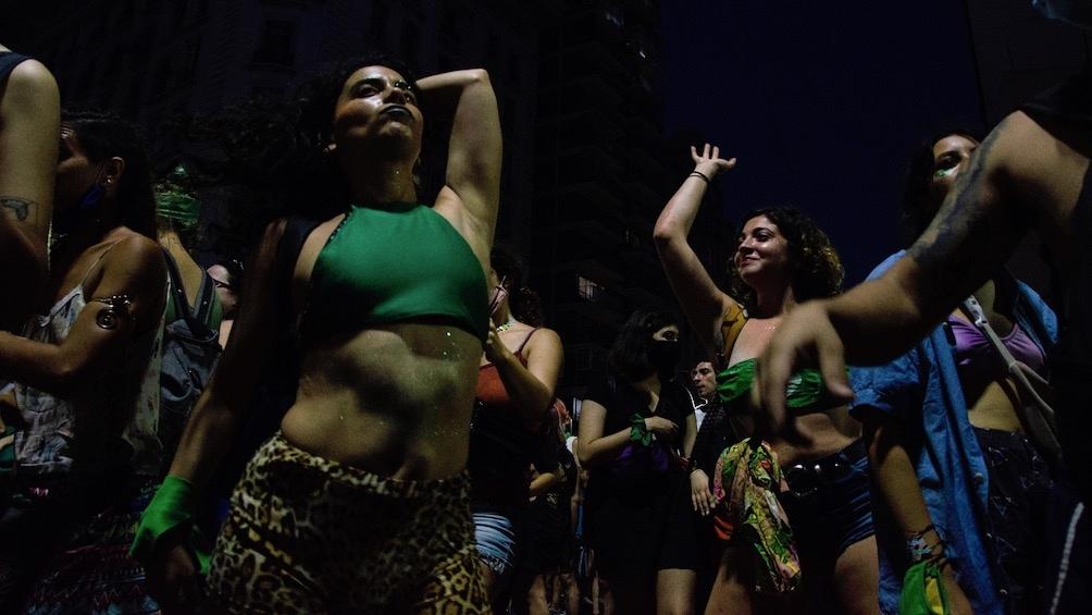 Cantos, baile y lágrimas de emoción en los festejos por la legalización del aborto