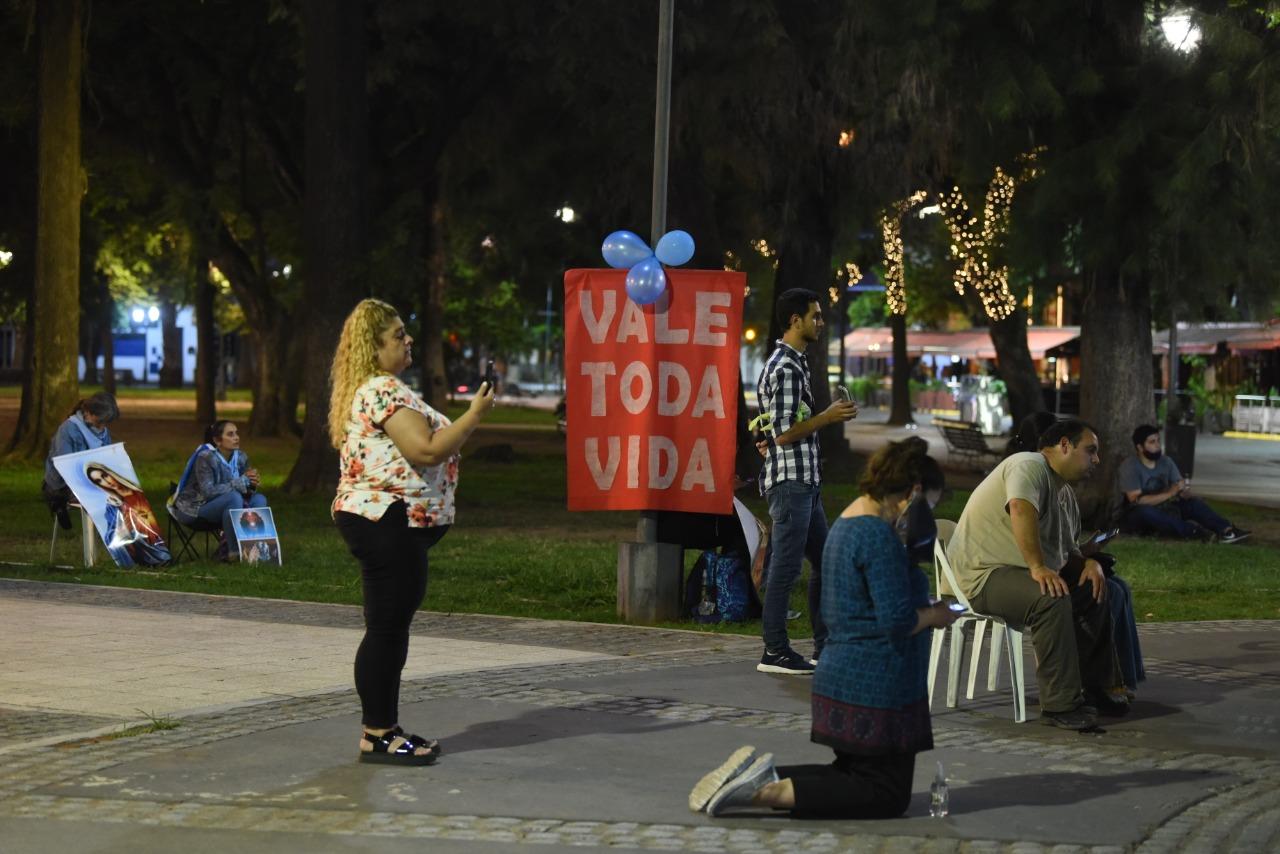 CREYENTES. Algunos de los presentes optaron por rezar. LA GACETA/FOTO DE DIEGO ARÁOZ 