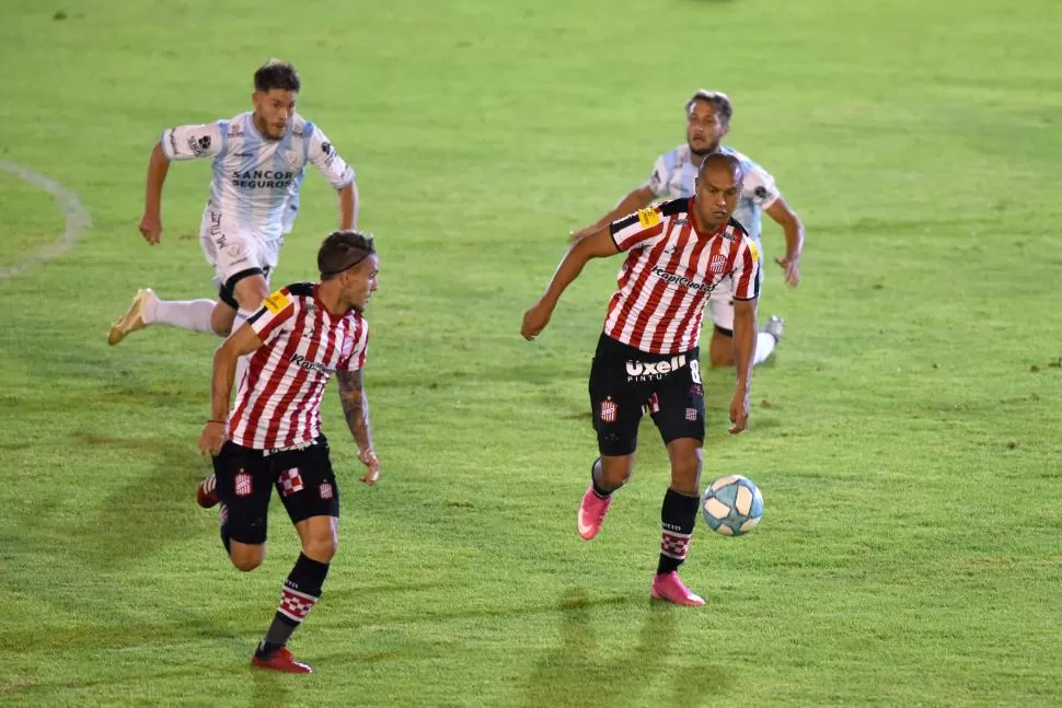 PROMETIÓ MUCHO, ENTREGÓ MUY POCO. La llegada de Melivilo ilusionó a los hinchas “santos”; sin embargo, el volante no rindió de acuerdo a lo que se esperaba de él. 