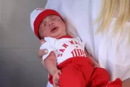 Diego Salvador, el primer bebé del año en Argentina, es tendencia en las redes sociales