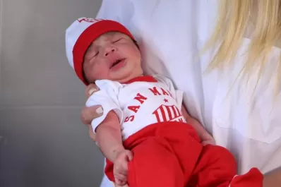 Diego Salvador, el primer bebé del año en Argentina, es tendencia en las redes sociales