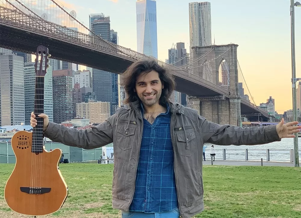 DE TUCUMÁN AL MUNDO. Darío Acosta Teich posa frente al Puente de Brooklin, con el fondo de Manhattan, cerca de donde reside actualmente. 
