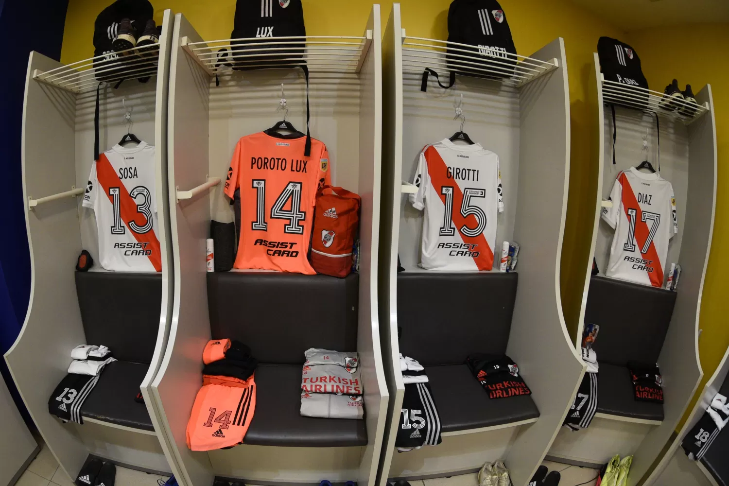 La irrupción de la barra demoró el traslado del micro de River a La Bombonera