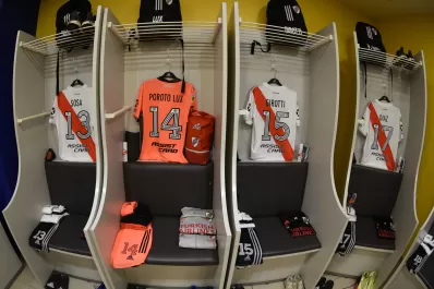 La irrupción de la barra demoró el traslado del micro de River a La Bombonera