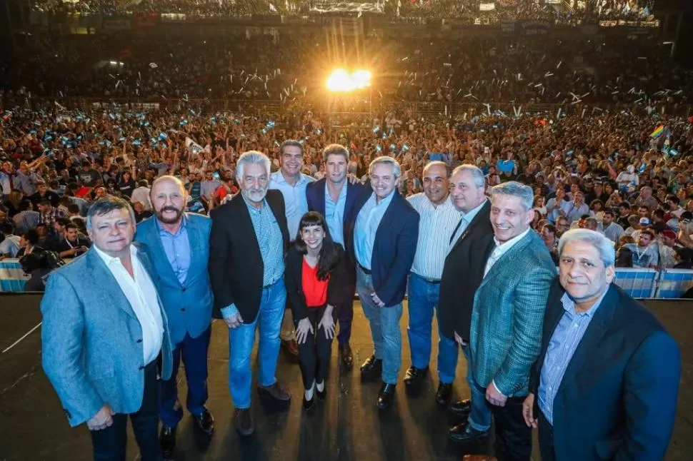 CON DIRIGENTES PERONISTAS. Alberto, rodeado de gobernadores del PJ, a su izquierda se ve a Manzur y a su derecha a Uñac y a Capitanich. 