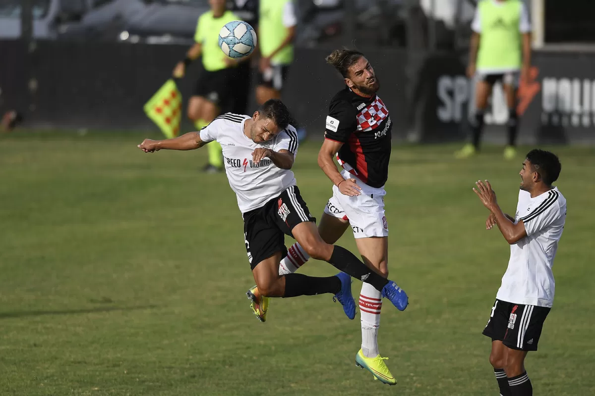 TUVO SU CHANCE. Sobre la hora, Ramiro Costa tuvo la oportunidad del 1-0. Su cabezazo, algo incómodo, salió desviado.