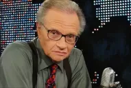 El legendario periodista estadounidense Larry King fue internado por coronavirus