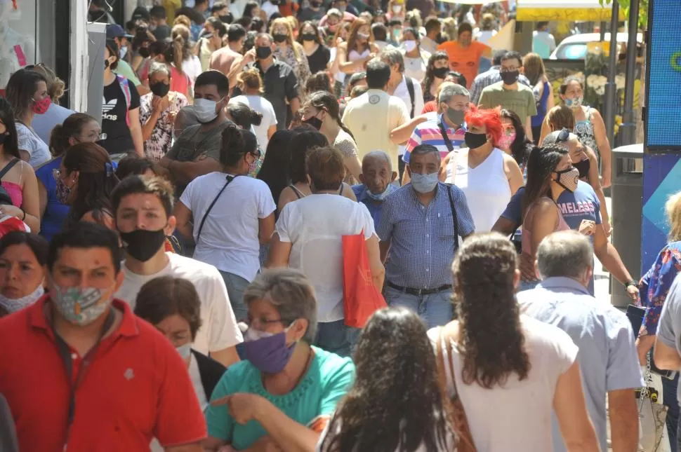 EL CENTRO, REPLETO. Preocupa a Salud los altos niveles de circulación en las calles tucumanas. la gaceta / foto de antonio ferroni