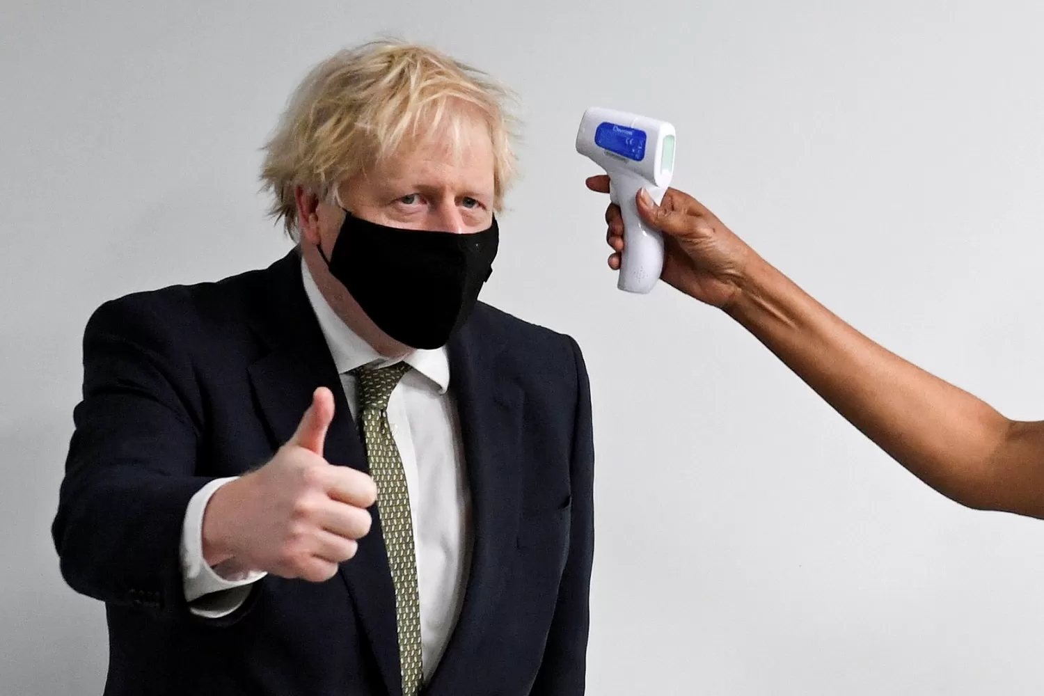 CONTROL. Un trabajador sanitario le toma la temperatura a Johnson. REUTERS 