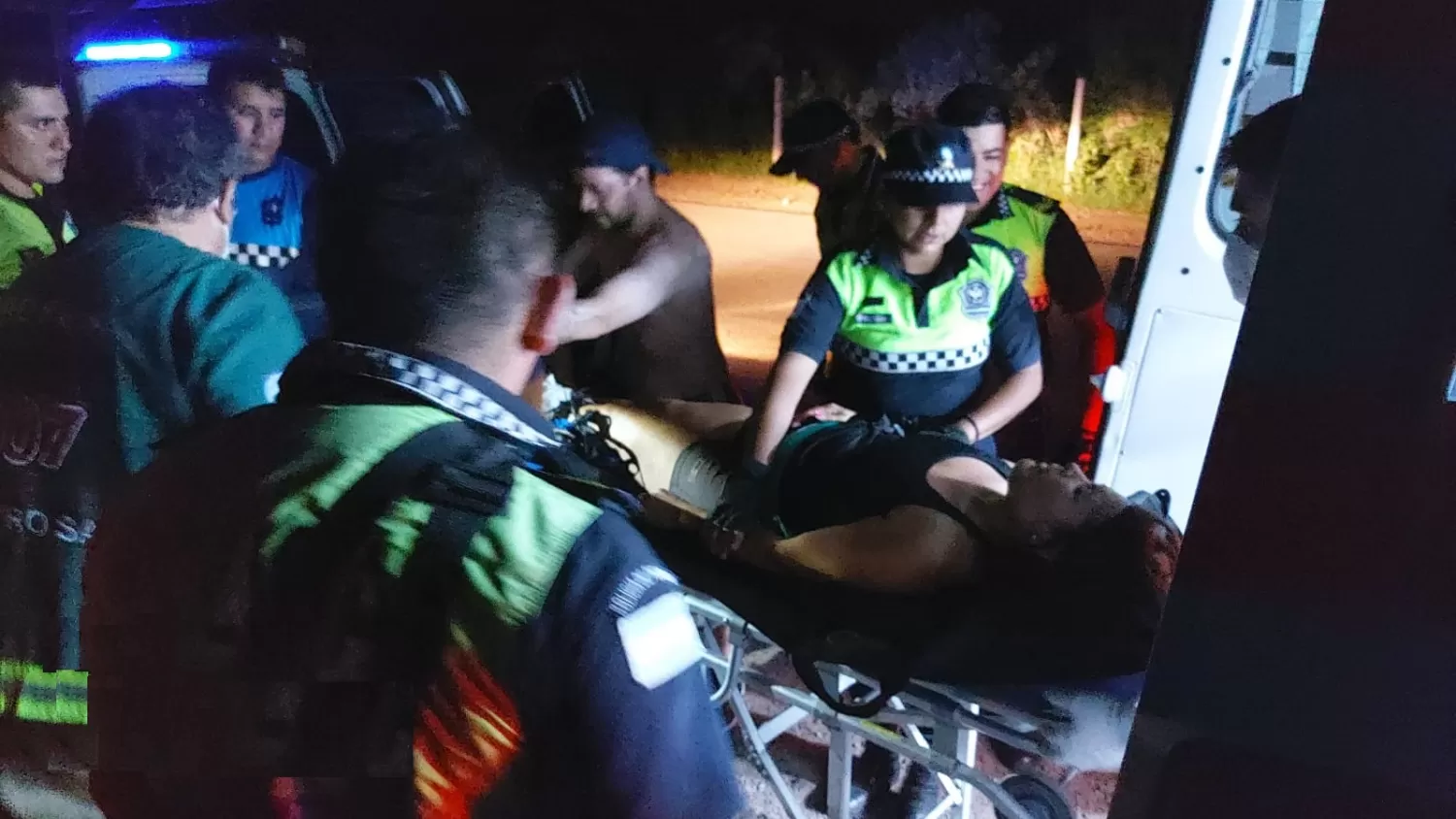 EL RESCATE. Momento en que la mujer es trasladada por la policía. 