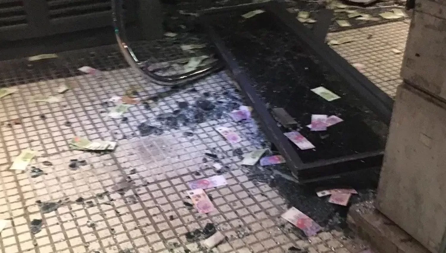 DESTROZADO. Los vidrios quedaron esparcidos en la vereda debido a la explosión.