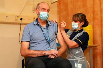 Reino Unido registró 97.329 muertes mientras alcanza un récord diario de vacunación