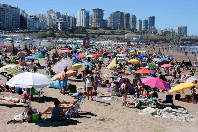 Las aglomeraciones en la Costa Atlántica encendieron las alarmas sanitarias. IMAGEN DE AMBITO.COM