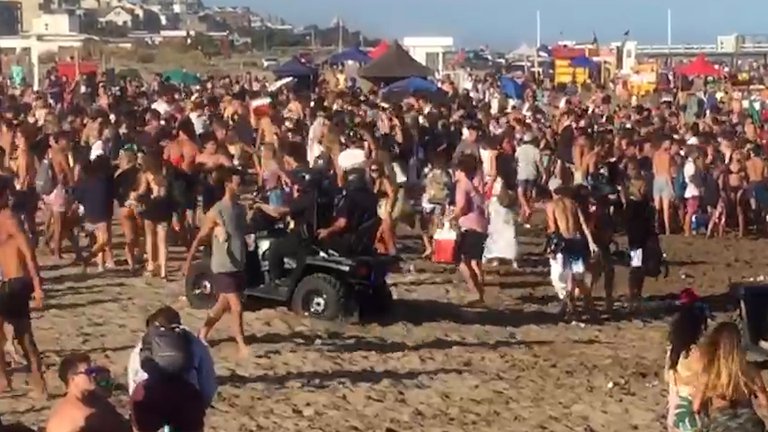  En la playa no cabía un alfiler. La policía tuvo que intervenir para dispersar a los turistas apiñados en un balnerario del sur de Pinamar, partido de la Costa.