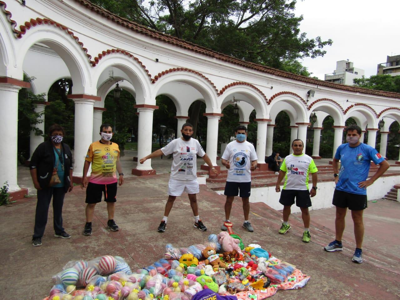 Reyes Magos: un maratonista hace una colecta para entregar juguetes en el Hospital de Niños 