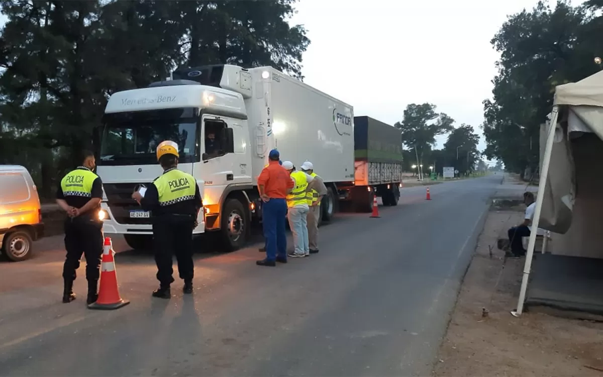 PARA QUE TODO ESTE EN REGLA. Acompañados por efectivos de la Policía trabajan los inspectores. 