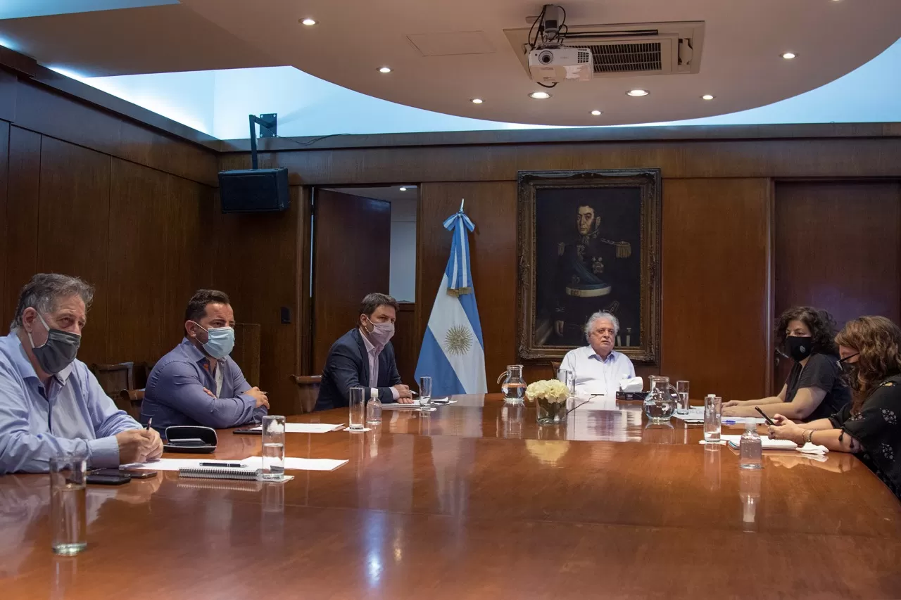 ROSTROS DE PREOCUPACIÓN. Una de las imágenes de la reunión del Cofesa. FOTO TOMADA DE TWITTER.COM/GINESGGARCIA