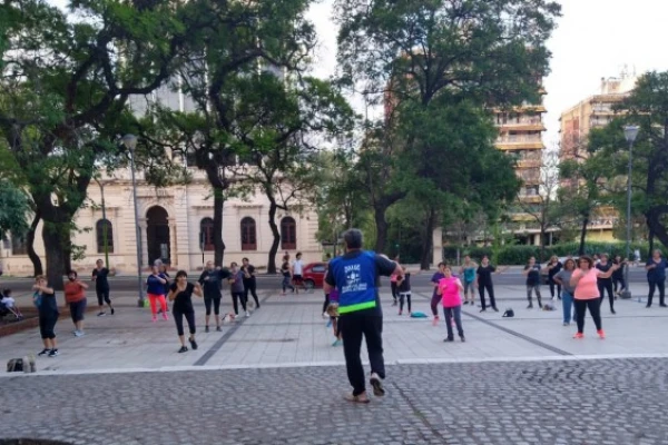 “Plazas saludables” en la capital: siguen las clases gratuitas de gimnasia al aire libre
