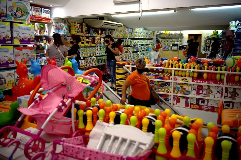 MUCHO MOVIMIENTO. Aunque no fue tanto como antes de Navidad, la gente salió de compras ayer. la gaceta / fotos de josé nuno