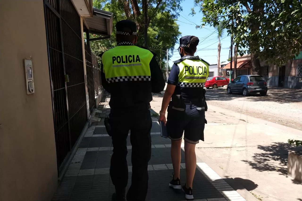Policías recorren un sector de la ciudad.  FOTO ILUSTRATIVA.