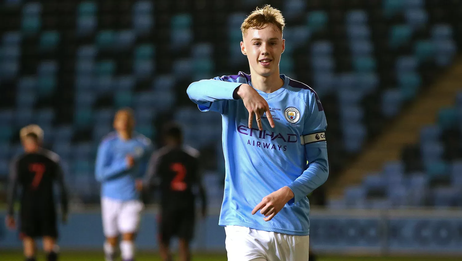 UNA PROMESA. Cole Palmer, de 18 años, es uno de los juveniles que promovió Guardiola al primer equipo de City.