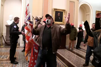 El gobernador de Virginia envía tropas a Washington para contener las protestas pro Trump