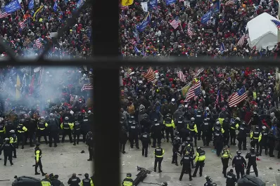 EEUU: tras el asalto al Capitolio, suspenden a dos policías