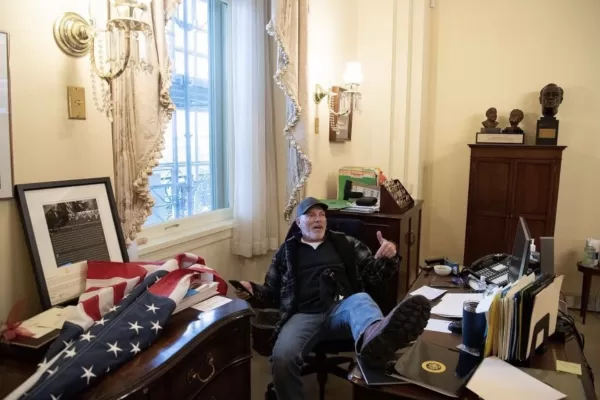 Un seguidor de Trump irrumpió en el despacho de Nancy Pelosi y dejó escrito: no retrocederemos