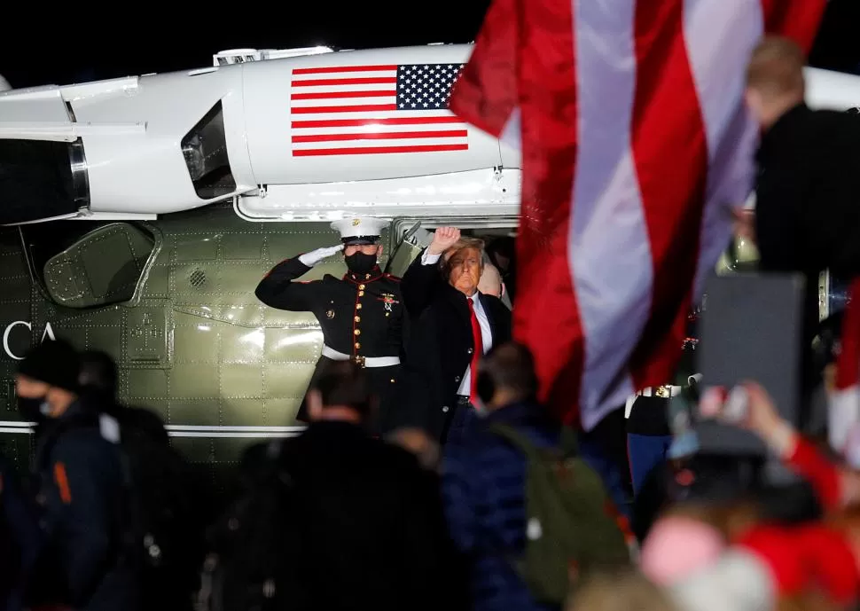 APOYO. El mandatario viajó a Dalton para estar junto a la senadora Loeffler en su intento de reelección.  