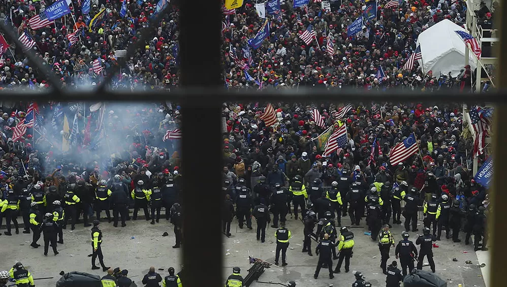 INCIDENTE. Una mujer recibió un disparo dentro del Capitolio durante los disturbios de seguidores de Trump.