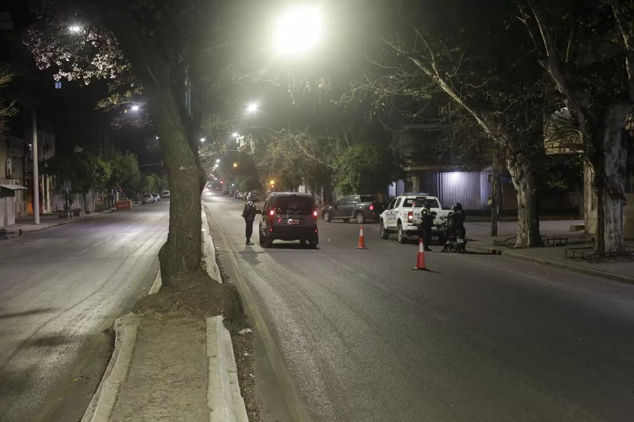 ¿VOLVERÁN LOS CONTROLES? Aún no se especificó de qué manera se controlará el toque de queda en todo el país.