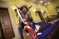 Quién es el hombre vestido con cuernos, fanático de Donald Trump, que lideró la toma del Capitolio