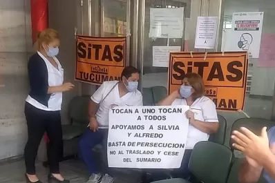 Un enfermero del Centro de Salud se encadenó tras denunciar represalias