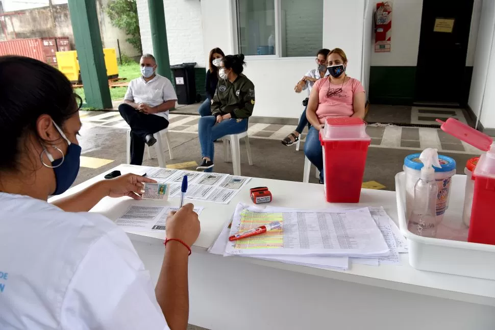 INOCULADOS. El personal sanitario exhibe el carnet único de vacunación luego de la primera dosis. 