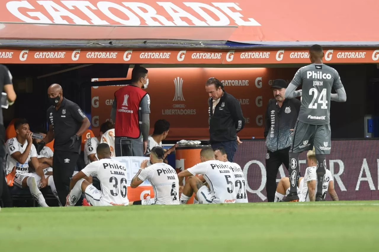 CUESTIONADOS. Los jugadores no fueron a los vestuarios en el entretiempo del partido ante Boca. FOTO TOMADA DE TWITTER.COM/SANTOSFC