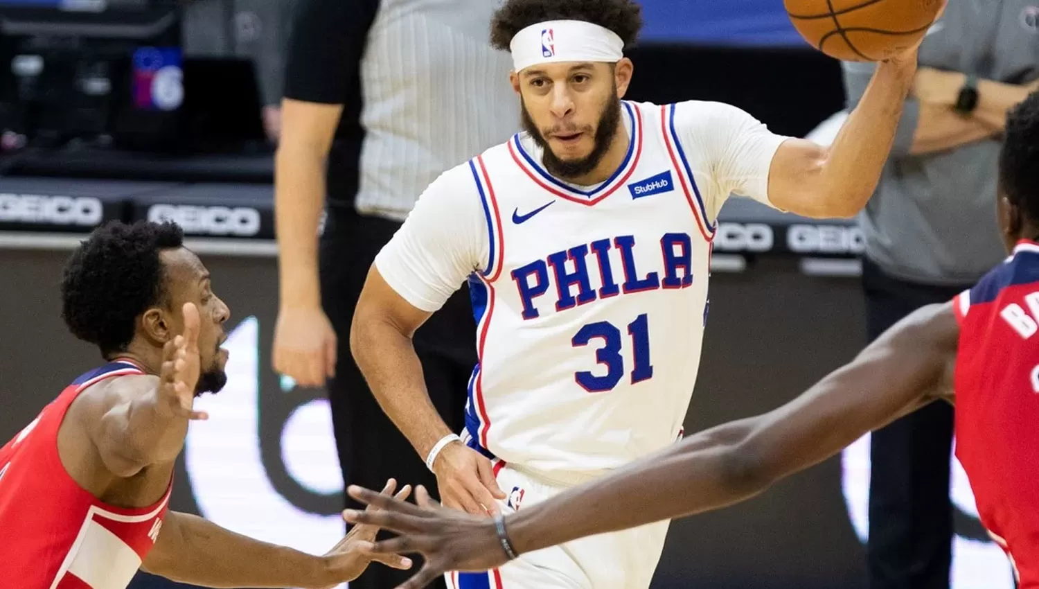 LESIONADO. Seth Curry estuvo el primer cuarto sentado al lado de sus compañeros y compartió la delegación que estuvo en Nueva York.