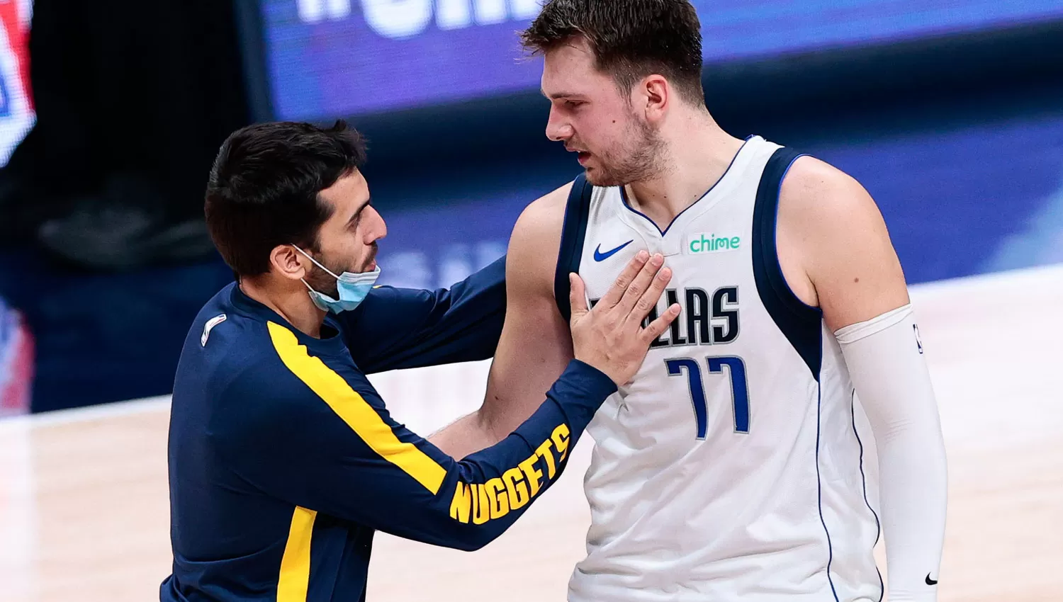 VIEJOS CONOCIDOS. Campazzo y Doncic se saludaron antes del inicio del partido.