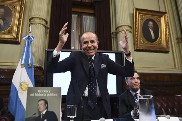 Carlos Menem salió del coma inducido y se encuentra consciente