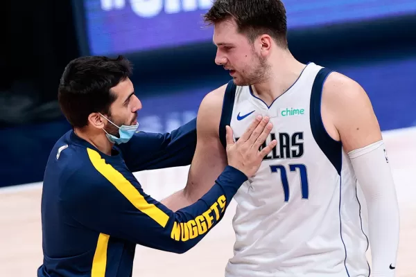 Campazzo miró desde el banco la derrota de Nuggets ante Mavs