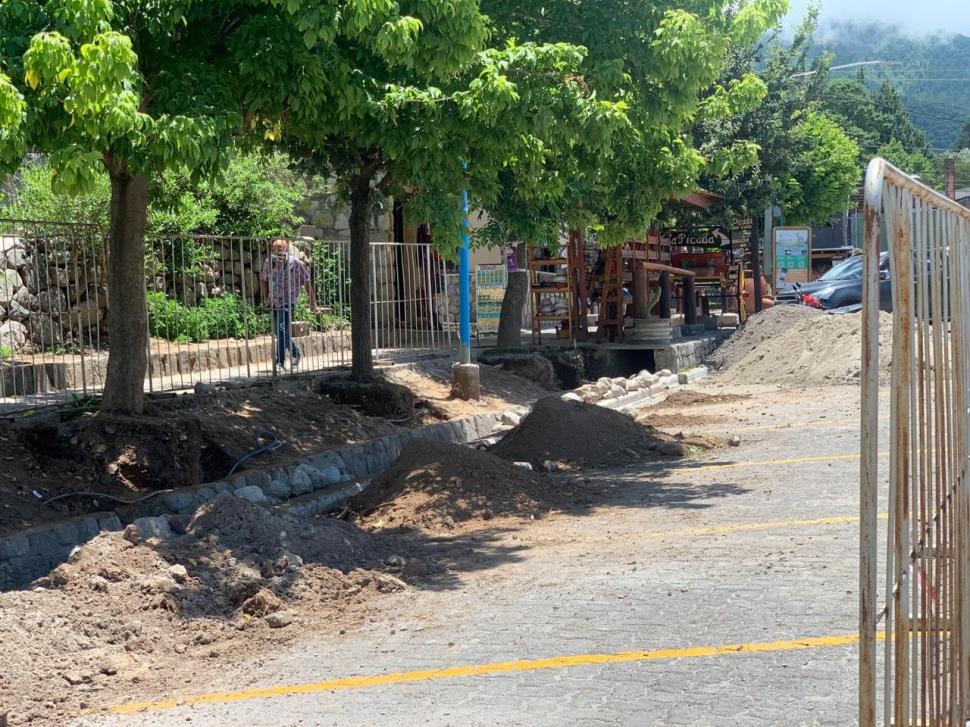 ESCOMBROS. Todavía no se puede transitar por este sector de la avenida.