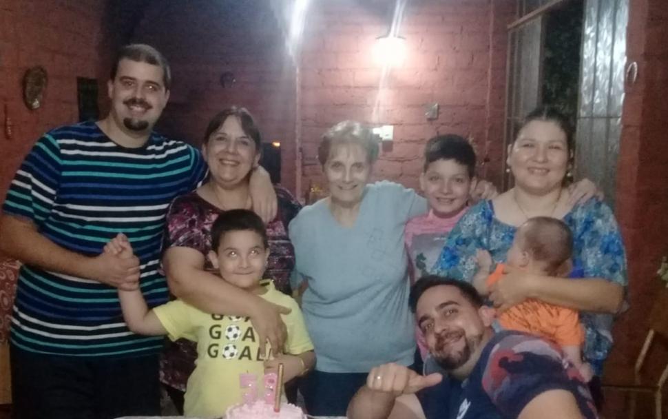 TODA LA FAMILIA CELEBRÓ. Viviana Venica disfruta la noticia junto con sus seres queridos.