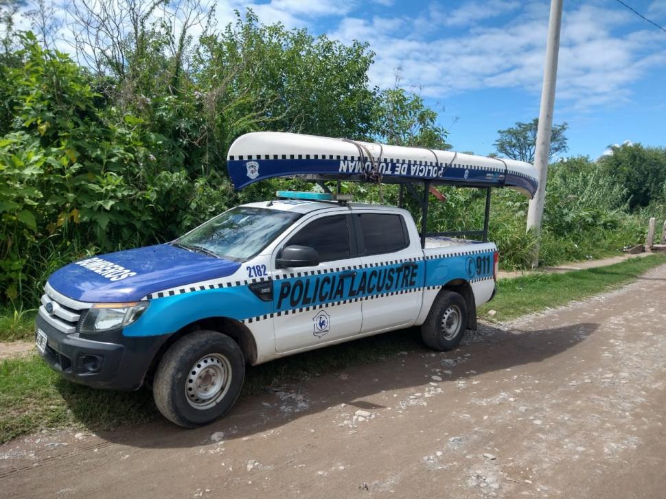 KAYAC. La Policía Lacustre se sumó a la búsqueda en La Reducción.