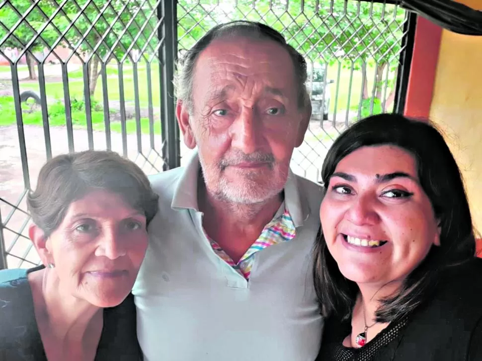 ROSA LOBO. La ganadora junto a familiares, en su hogar.